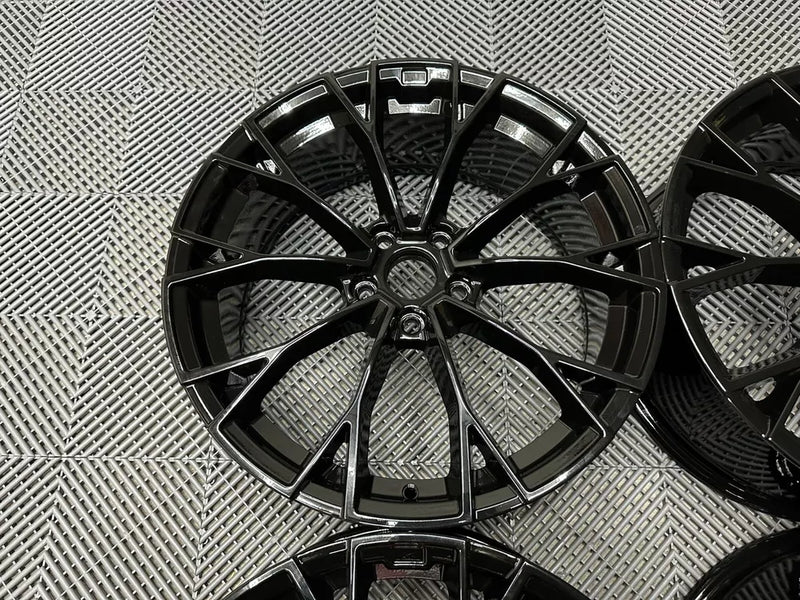 18" VW Golf R Warmenau Style Alloy Wheels Gloss Black | OMI Wheels